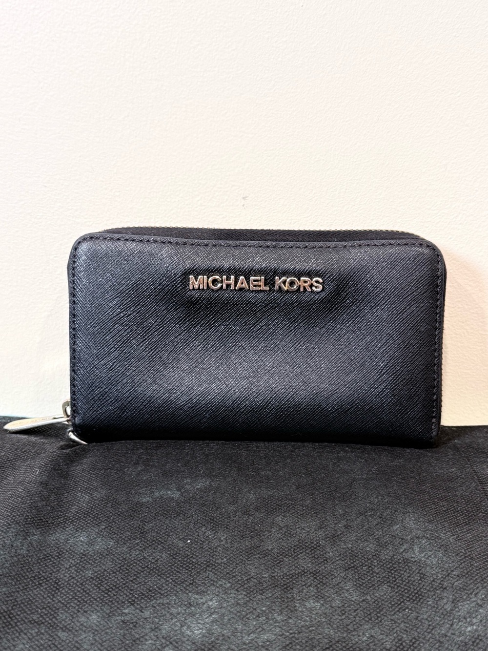 🔥Michael Kors Black Saffiano Zip Wallet with Gold Logo EUC🔥